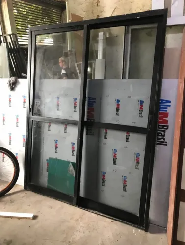 Porta de Alumínio com vidro temperado