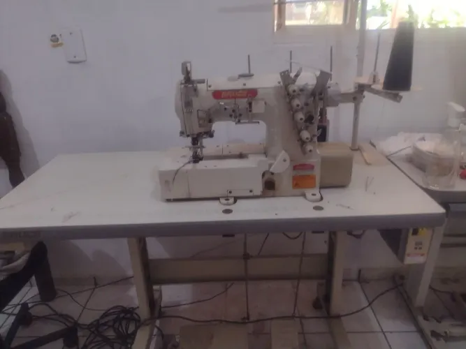 Máquina industrial colarete 3agulhas e 5fios marca bluce