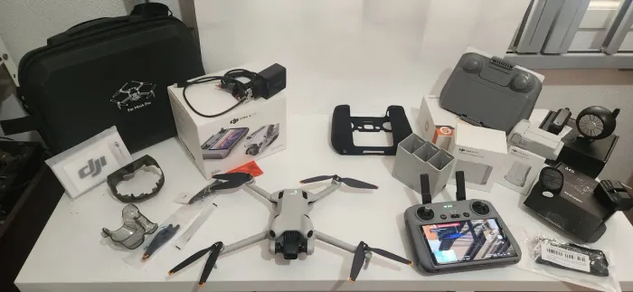 Drone DJI Mini 4 Pro com Controle RC2 ( com tela) e Acessórios