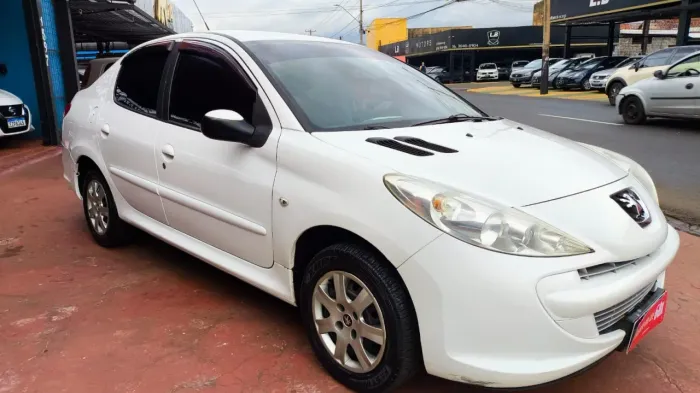 Peugeot 207 Sedan Passion XR 1.4 Flex 8V 4P 2013