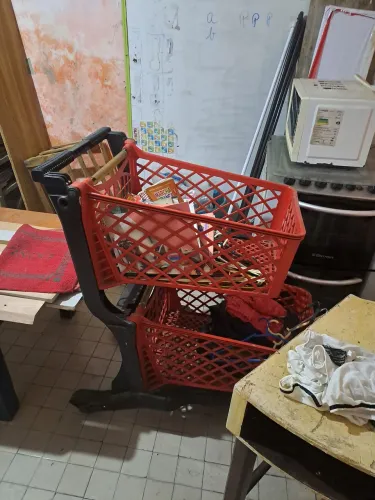 Carrinho de supermercado todo bom. Dois andares. Está em Paripe.