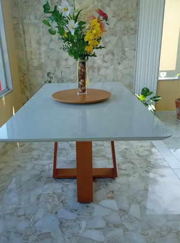 Mesa com tampo de vidro