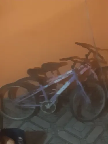 Vendo bicicleta semi usada o pneu tem q encher por 1000 reais 