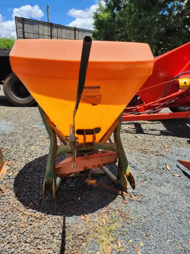 Semeadeira Adubadeira modelo VICON marca INCOMAGRI 