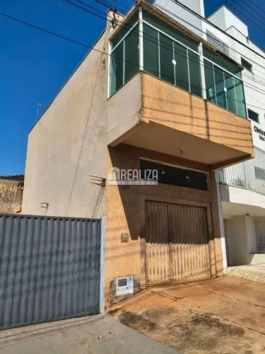 Casa com 4 Quarto(s) e 2 banheiro(s) para Alugar, 10 m² por R$ 2300 / Mês