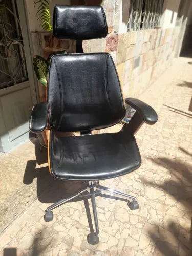 Cadeira ergonômica presidente giratória em couro e madeira premium