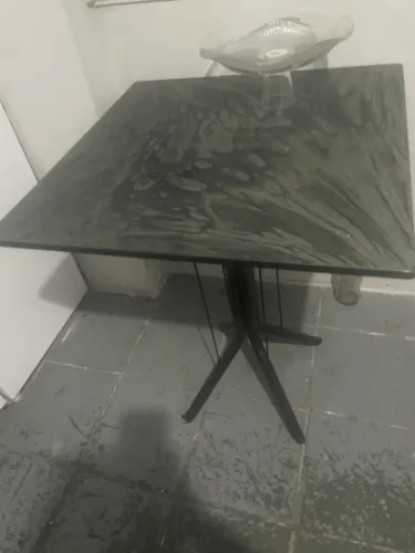 Mesa de mármore sem cadeiras