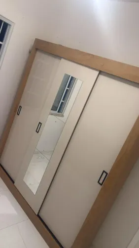 Vendo exelente guarda roupas de treis portas todo MDF apenas 3 meses de uso