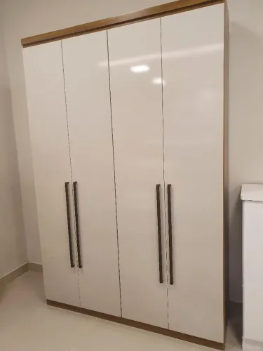 GUARDA-ROUPA 4 PORTAS