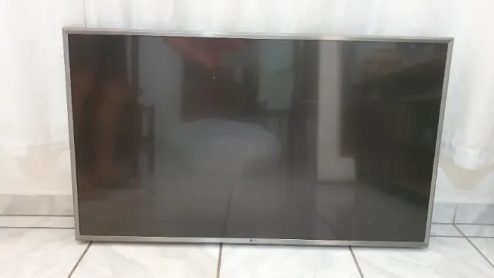 TV LG 43" com defeito 43UK6510PSF