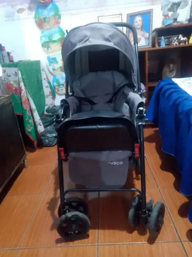 Carrinho de bebê Cosco reverse , apenas com esse detalhe em uma das rodinhas semi novo