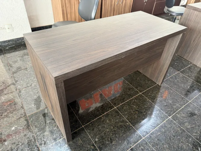 OPORTUNIDADE Mesa 1,30 X 0,60 P/ escritório moderna tenho muitas unidades e tb cadeiras
