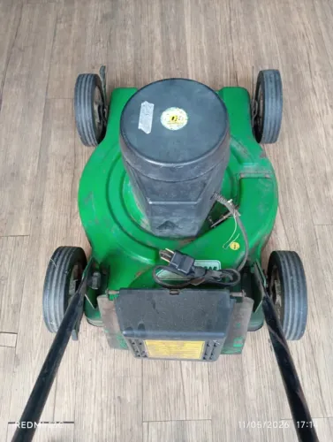 Maquina de cortar grama marca Traap voltagem 220 V.