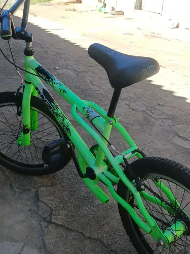 Vende se essa bicicleta infantil, está muito conservada, tel. *