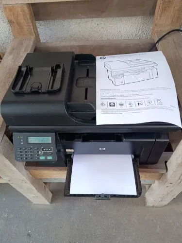 Vendo impressora hp laserjet m1212nf mfp, funcionando com 7500 cópias apenas. Leia.