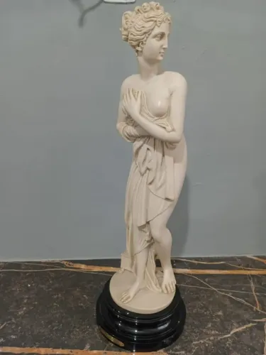 ESTÁTUA ARTÍSTICA DECORATIVA CLÁSSICA.