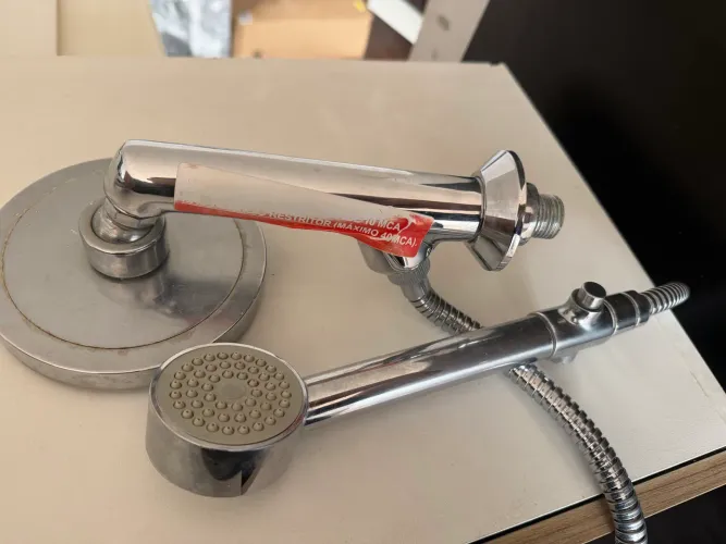 Chuveiro com desviador e ducha manual flex. (Deca)