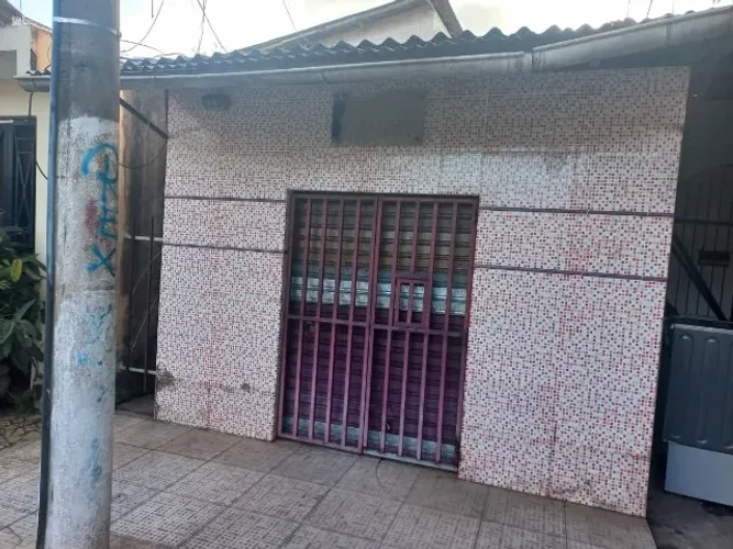 Casa 3/4, sendo 1 suíte com ponto comercial geminado.