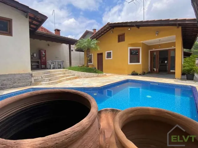 Casa de Condomínio na Granja Viana | 3 Quartos (1 Suíte com Closet) e Piscina