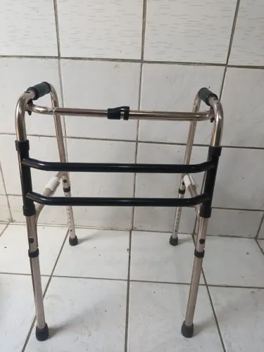 Andador adulto articulado dobrável de alumínio