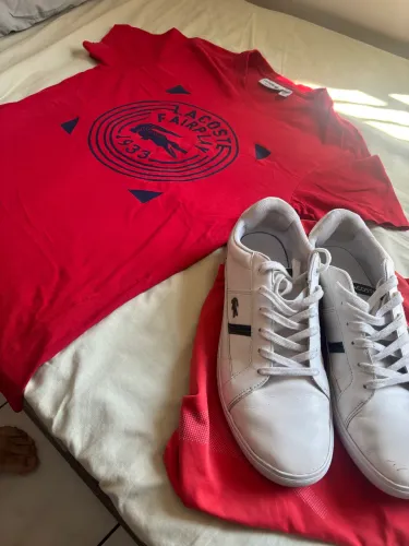 tenis e camisa Lacoste