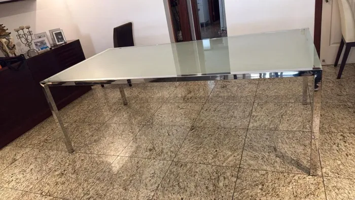 Mesa retangular com tampo de vidro