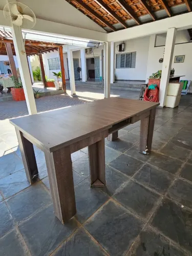 Mesa extensível, de 04 lugares para até 14 lugares.<br>R$ 500,00