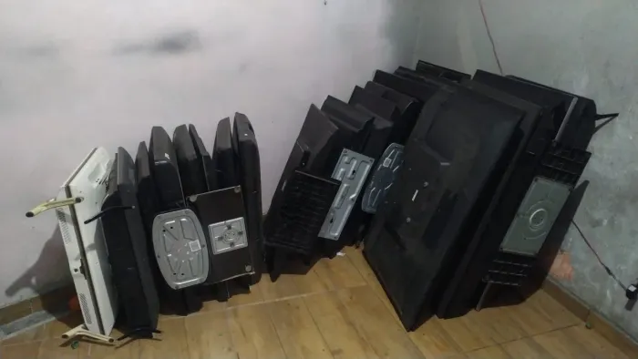Lote com 35 TVs com defeito na tela (display)