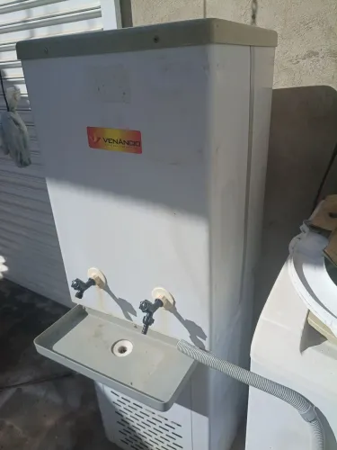 Vendi bebedouro industrial de 2 torneiras gelando bem 80 litros funcionando