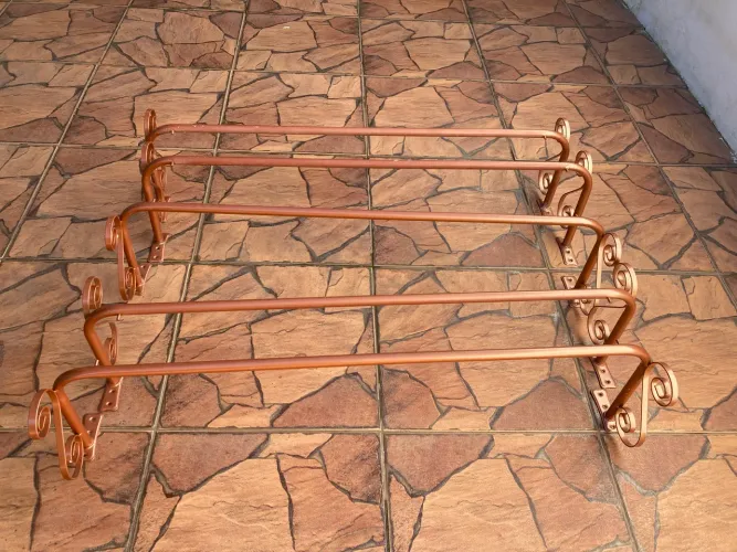 Araras de parede na cor rosê