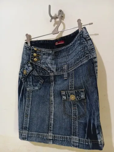 Roupas usadas em bom estado de conservação.