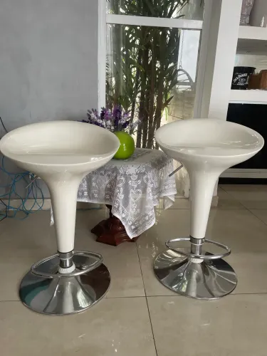 Banquetas altas e giratórias