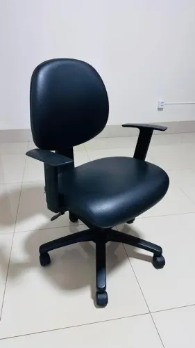 Cadeira em couro preta (4 unidades disponíveis)
