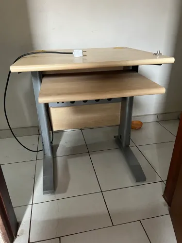 Mesa de madeira p/ escritório - com régua 