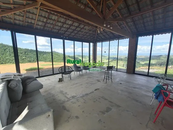 SÍTIO COM BELA CASA ENVIDRAÇADA EM CRUZEIRO-SP