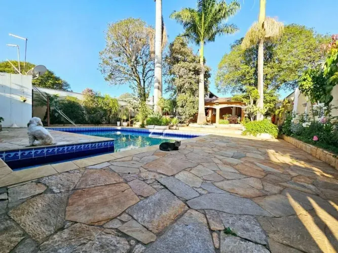 Casa para comprar com piscina e 03 quartos no Centro