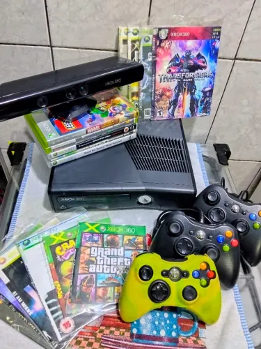 Xbox 360 slim impecável Desbloqueado completo+ 3 controles+ Kinect e jogos 