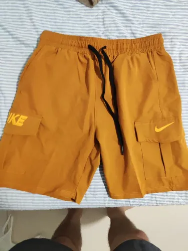 Short masculino da Nike mostarda amarelo