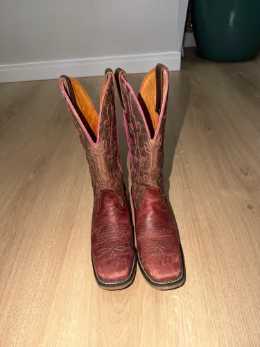 Bota texana Goyazes disponível. Estilo, tradição e presença.