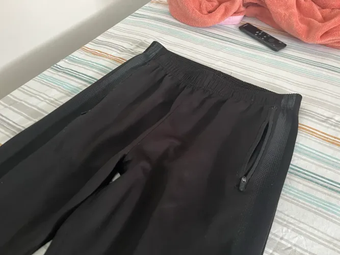 Calça Jogger Esportiva Preta Masculina - Tamanho M - Bolsos com Zíper