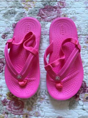 Chinelos Crocs Crocband Flip em um modelo infantil.  