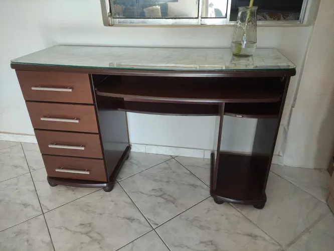 Mesa de escritório com gaveteiros.