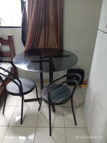 Mesa de jantar tampo de vidro com 2 Cadeiras 