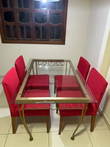 Mesa de vidro com 4 cadeiras