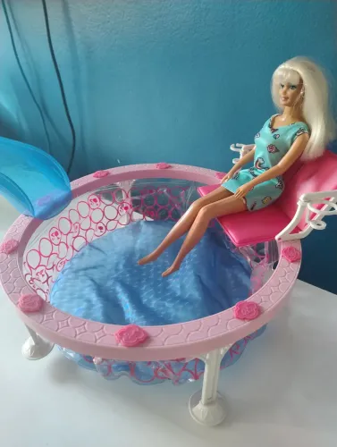 Piscina da Barbie  com escorregador 