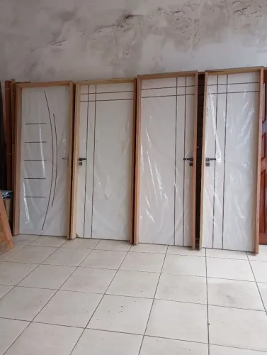 Vendo Portas em HDF montada com caixilho de madeira