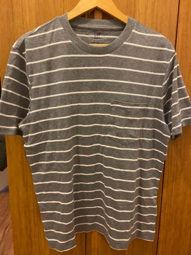 Camiseta Masculina GAP Listras - Tamanho P ,mas veste M perfeitamente.