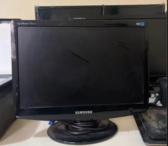 Samsung SyncMaster 732NW - VGA - Tela amarelada