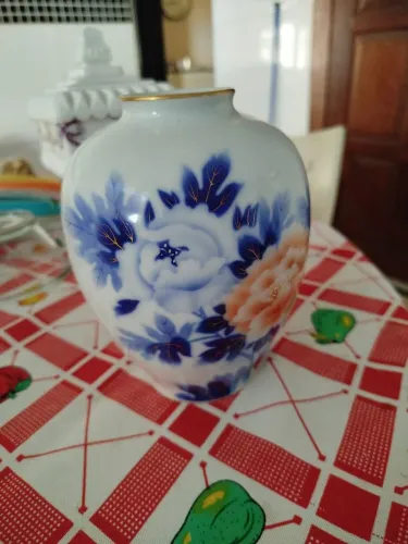 Vaso de porcelana japonesa fukagawa.