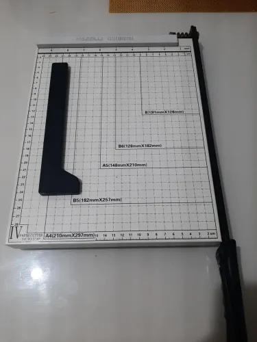 Guilhotina Base Em Aço 30 Cm Papel A4 Até 10 Folhas C/Trava